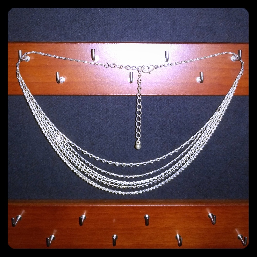 Layered drape chain with adjustable length